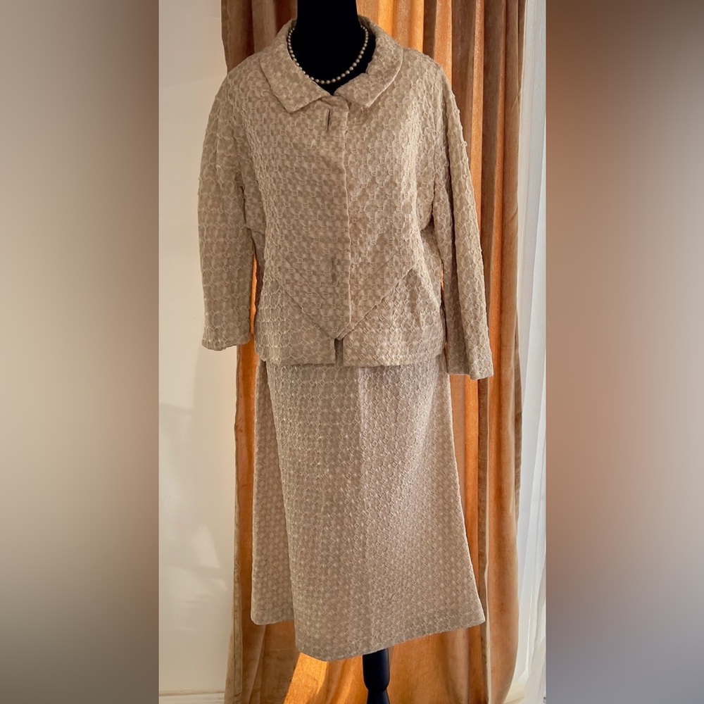 Elegant Cream Skirt Set with Textured Design